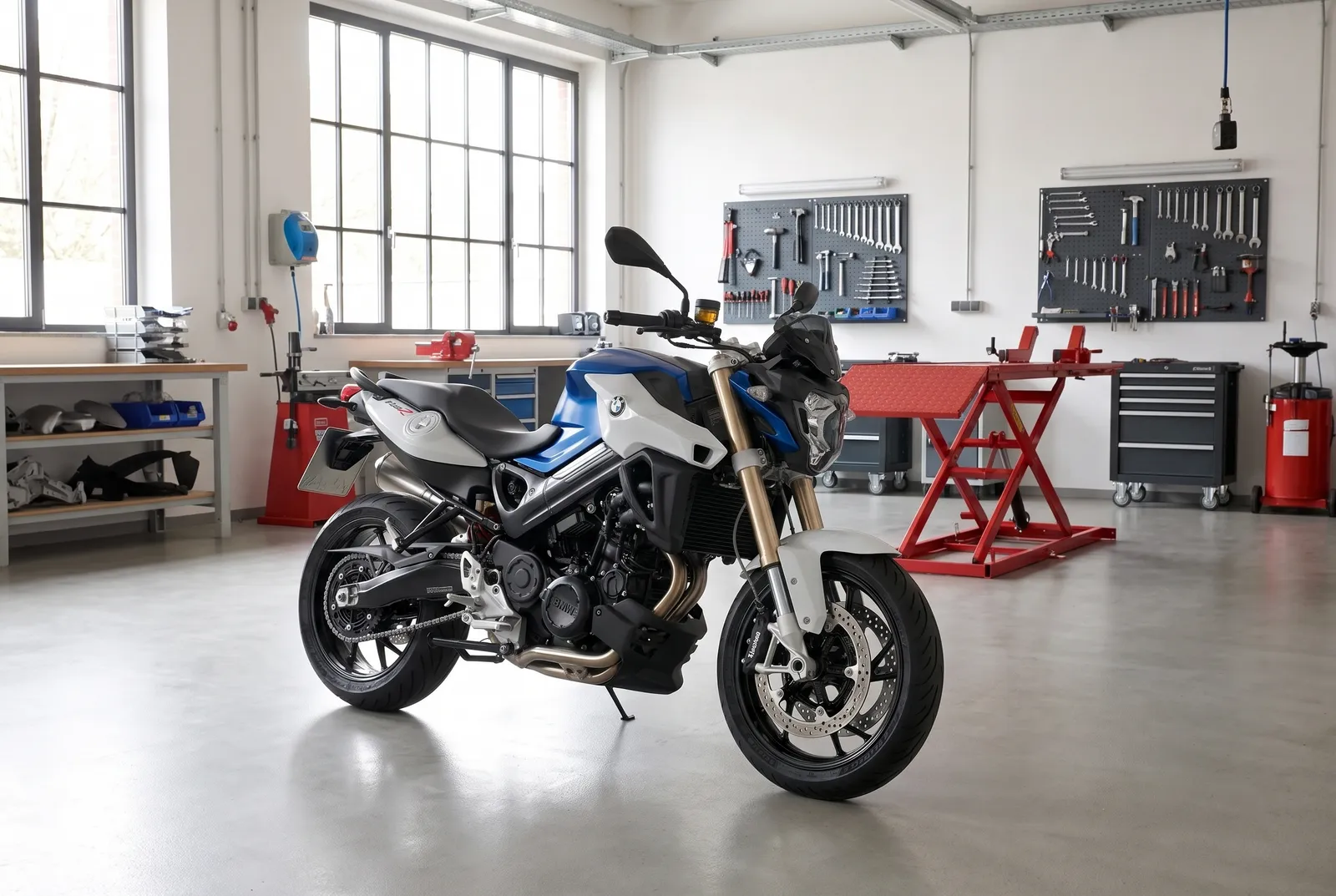 Die F 800 R war zehn Jahre lang BMWs unkomplizierter Roadster-Twin. Wir zeigen dir, welche Baujahre sich lohnen, wo die bekannten Schwachstellen liegen und worauf du beim Gebrauchtkauf achten solltest.