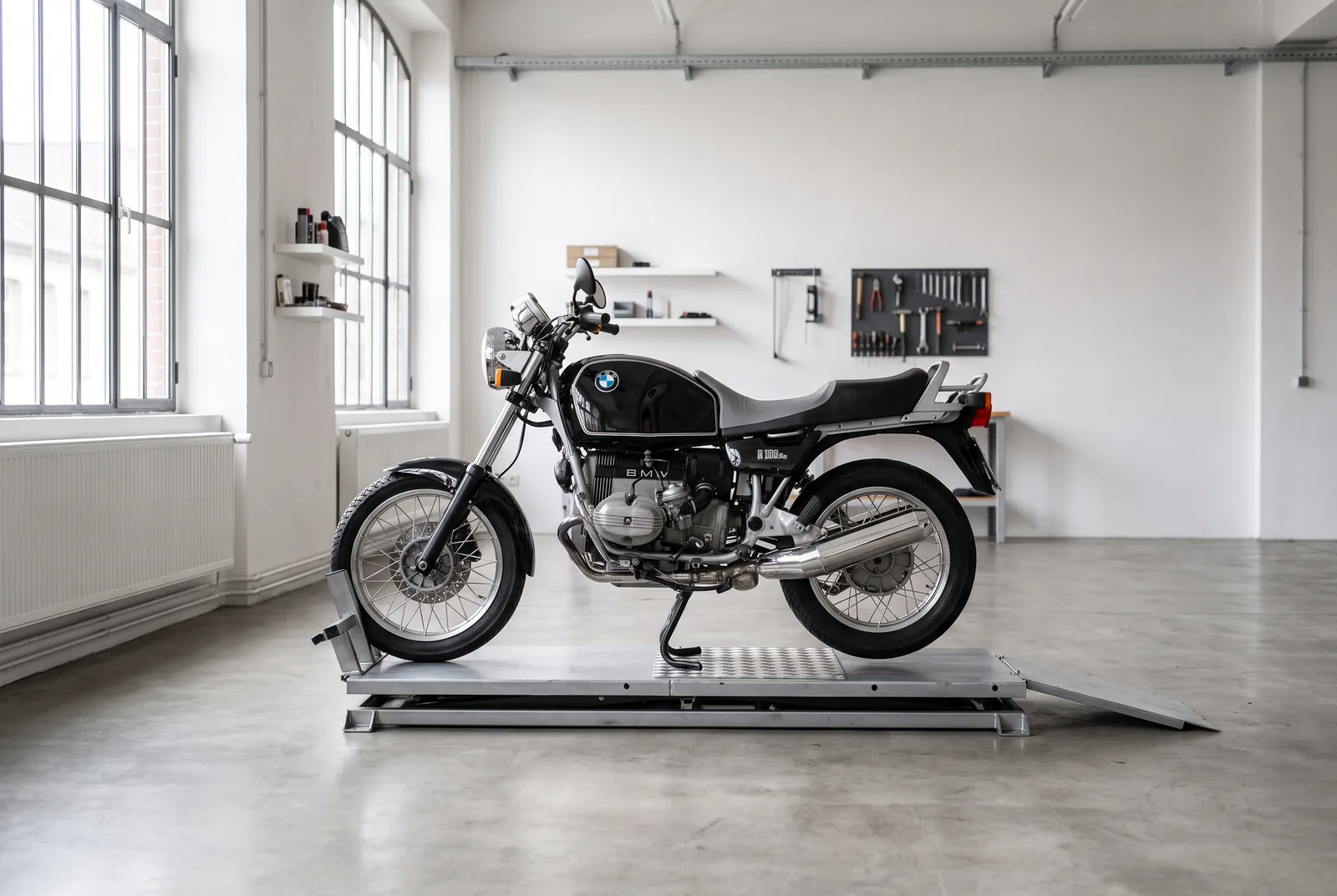 Der slowakische Umbauspezialist Earth Motorcycles baut auf Basis der luftgekühlten BMW R100R einen Café Racer, der sich dank modularer Bauteile ganz ohne Schweissarbeiten individualisieren lässt.